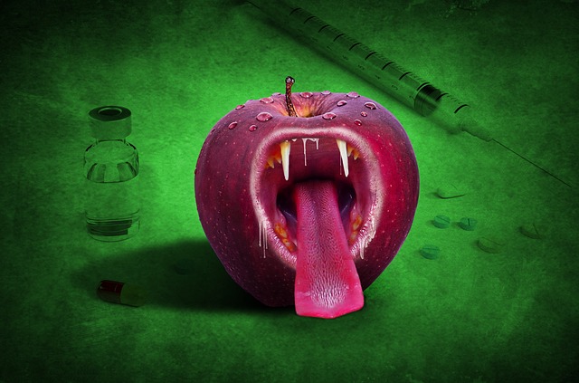 牙をむいたリンゴ